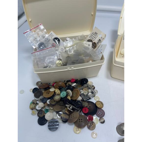 Vintage Lot of Mixed Sewing Notions, Buttons, Thread, @More - Picture 3 of 5